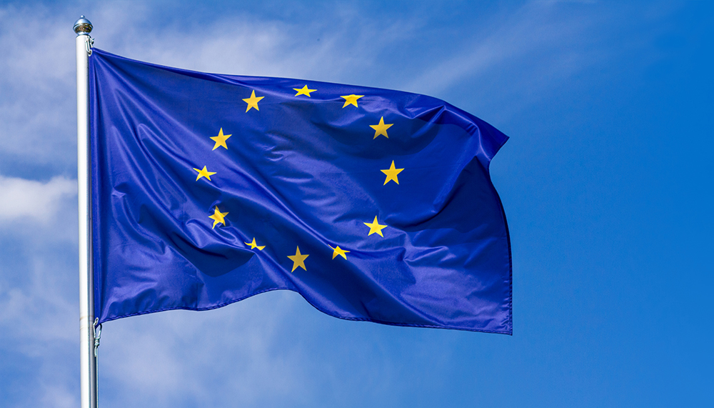 EU-flagga som vajar i vinden
