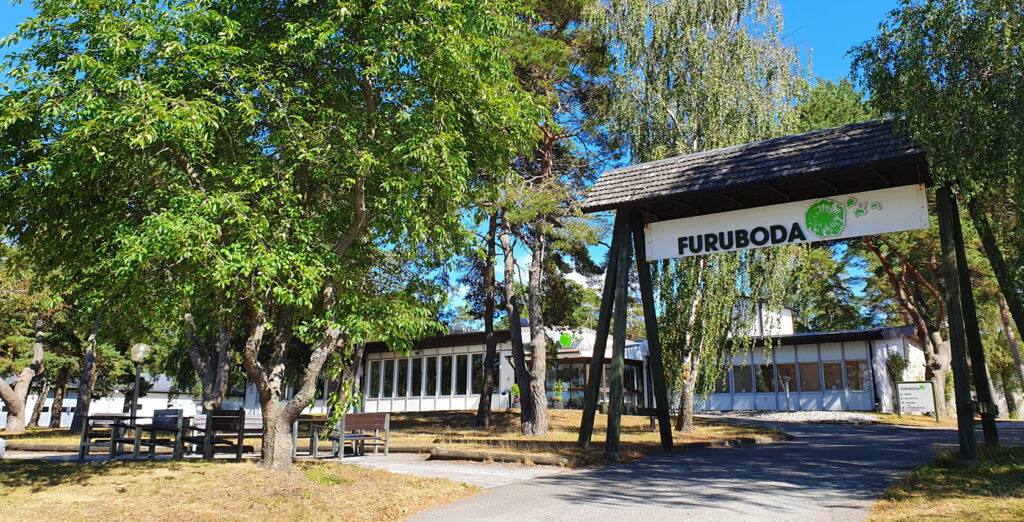 Entrén på Furuboda folkhögskola