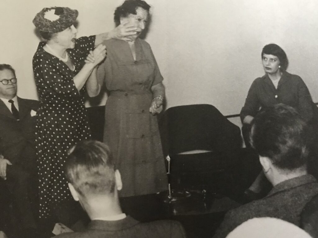 Helen Keller och Polly Thompson vid presskonferens på amerikanska ambassaden 1957